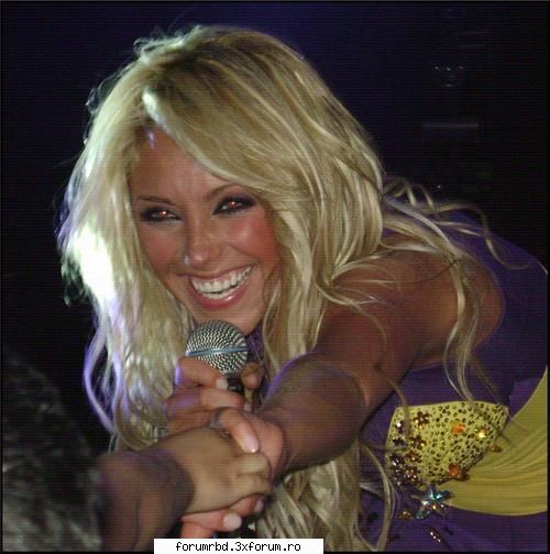 Poze - abrazando mis fans - Anahi