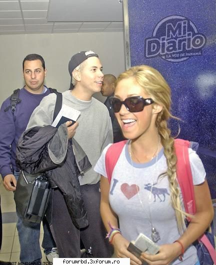 Poze - en el aeropuerto - Anahi