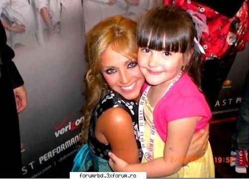 Poze - con una nina..me muero cuando los ninos me abrazan - Anahi