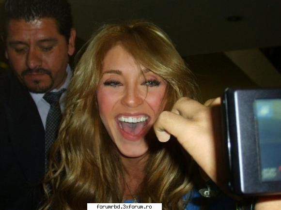 Poze - con la boca grande - Anahi